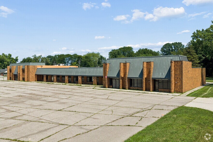 More Photos Of 38116-38160 S Gratiot Ave, Clinton Township Freestanding For Sale