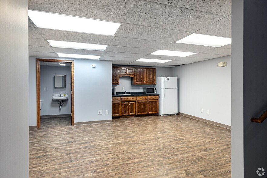 More Photos Of 231-235 SW Noel St, Lee's Summit Office For Sale
