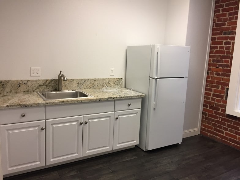 More Photos Of 1001 10th St, Modesto Unknown For Lease