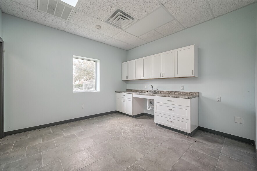 More Photos Of 12708 Jebbia Ln, Stafford Warehouse For Lease