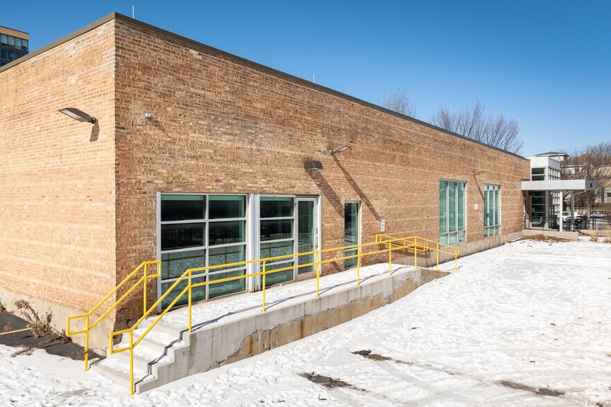 Primary Photo Of 965 W Chicago Ave, Chicago Flex For Sale