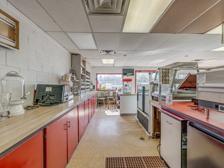 More Photos Of 1221 N 8th Ave, Stroud Convenience Store For Sale