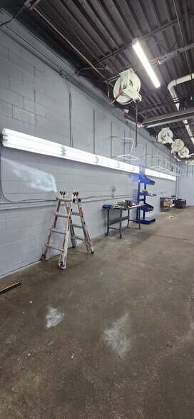 More Photos Of 207 South Bay Rd, North Syracuse Auto Repair For Lease