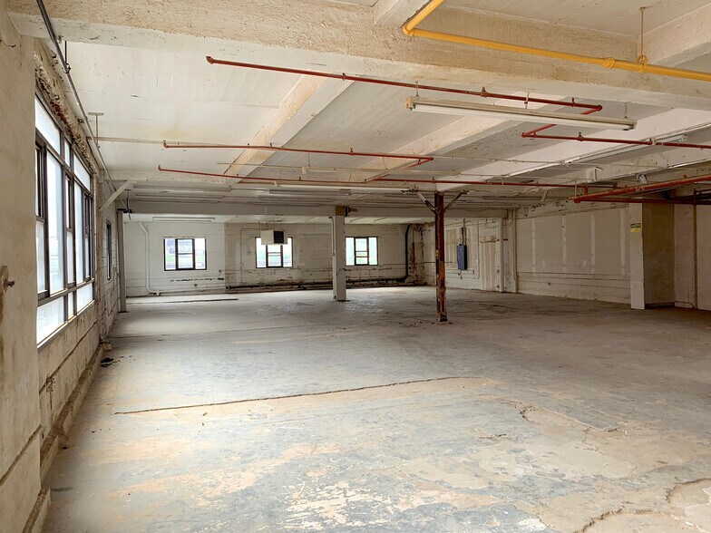 More Photos Of 753-755 E 134th St, Bronx Warehouse For Lease
