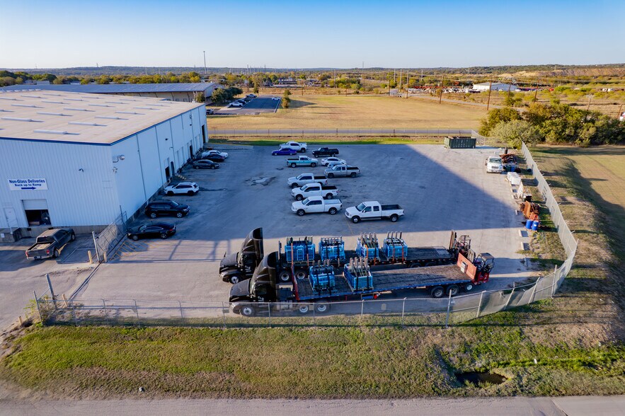 More Photos Of 8175 Bracken Creek Dr, San Antonio Distribution For Lease