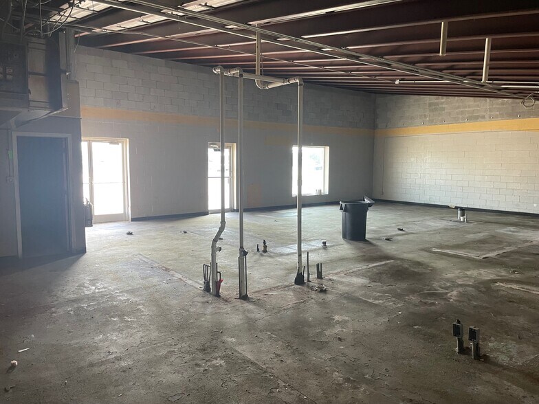 More Photos Of 2212-2218 Madison St, Clarksville General Retail For Lease