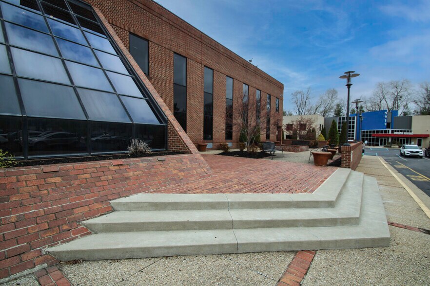 More Photos Of 9911 Shelbyville Rd, Louisville Office For Lease