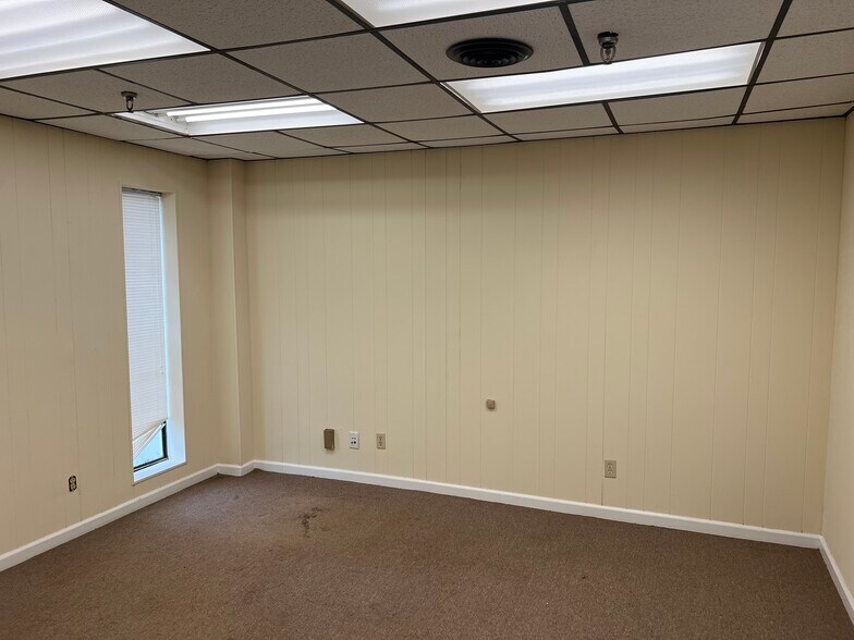 More Photos Of 320 South St, Perry Warehouse For Lease