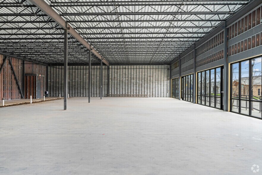 More Photos Of 2406 Main St, Waller Storefront For Lease