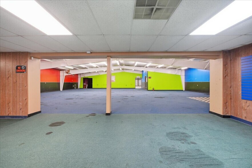 More Photos Of 3118 E Slaton Hwy, Lubbock Showroom For Sale