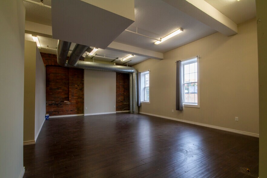 More Photos Of 15 Wellington St N, Hamilton Office For Sale