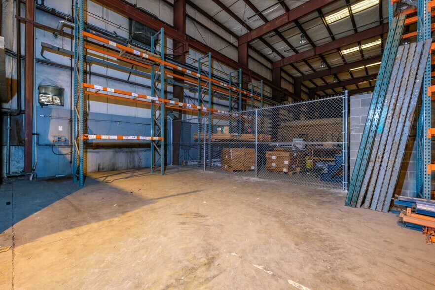 More Photos Of 1680 Country Club Rd, Harrisonburg Flex For Lease