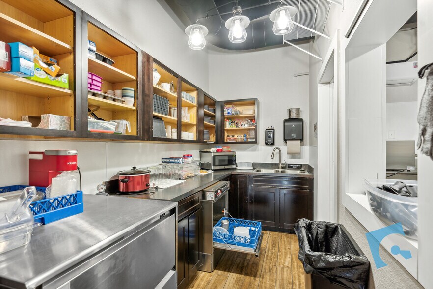 More Photos Of 110 Lamar St, Keller Freestanding For Sale