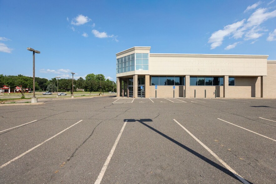 More Photos Of 600 County Road 10 NE, Blaine Drugstore For Lease