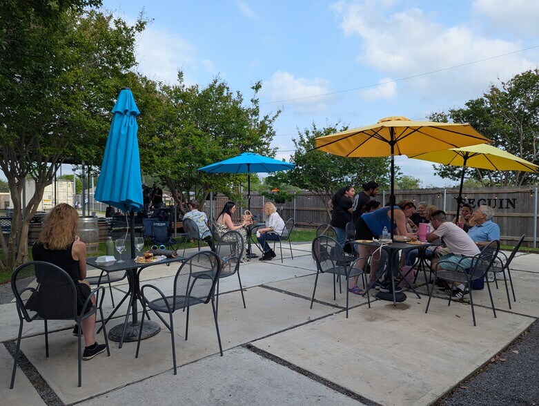 More Photos Of 1711 N Austin St, Seguin Showroom For Sale