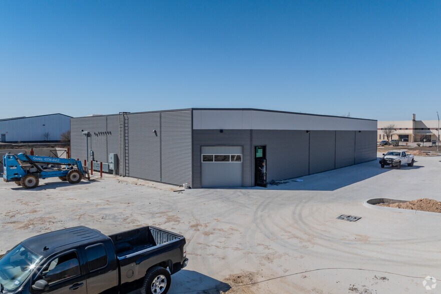 More Photos Of 15910 University Oak, San Antonio Warehouse For Lease