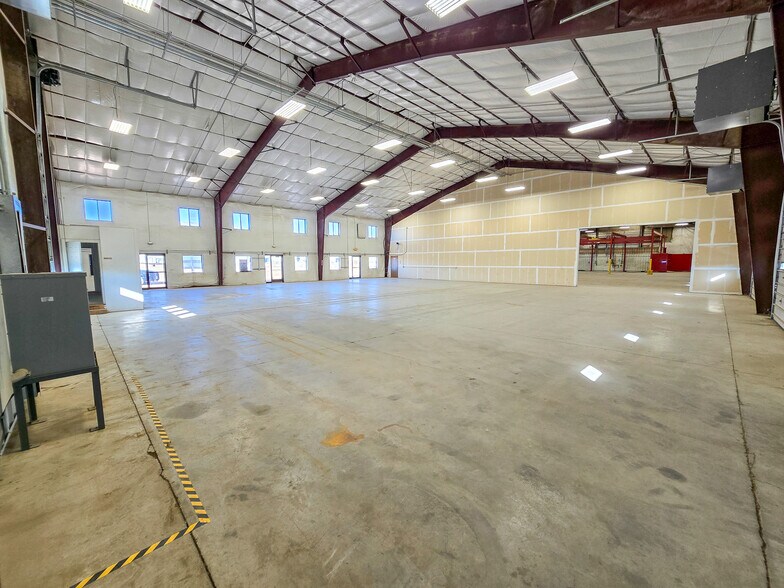 More Photos Of 5066 Owan Industrial Park Dr, Williston Warehouse For Lease