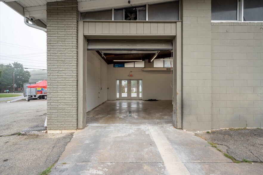 More Photos Of 3664 Colonial Ave, Cave Spring General Retail For Lease