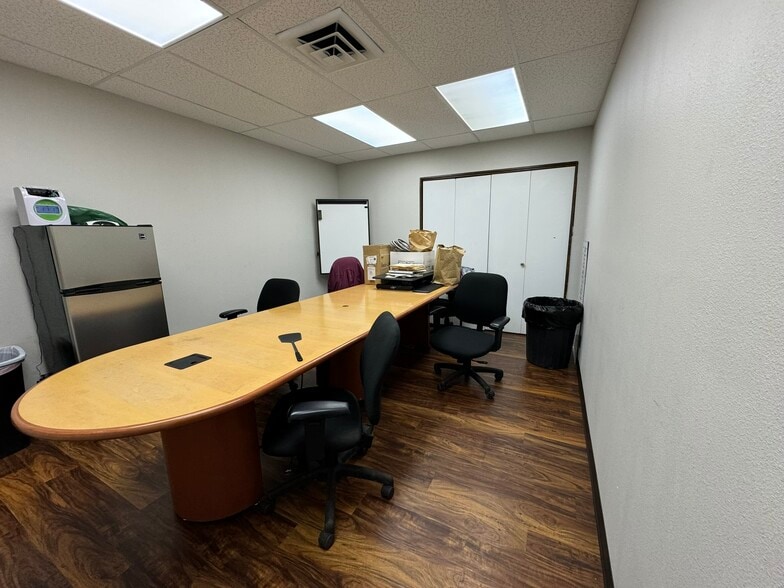 More Photos Of 4343 Main St, Springfield Warehouse For Lease