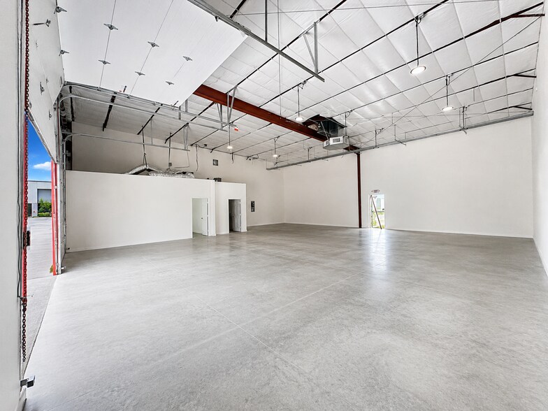 More Photos Of 7044 Queenston Blvd, Houston Light Distribution For Lease