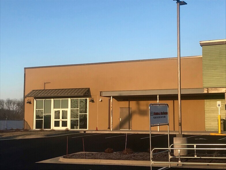 More Photos Of 3333 Asbury Rd, Dubuque Freestanding For Lease