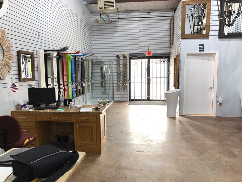 More Photos Of 3879 Fort Worth Hwy, Weatherford Showroom For Sale