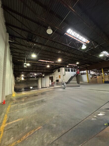 More Photos Of 1913 W State St, Bristol Warehouse For Lease