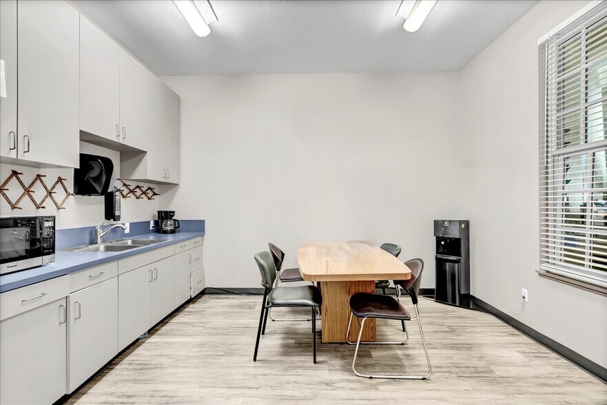 More Photos Of 504 W 7th St, Hanford Freestanding For Sale