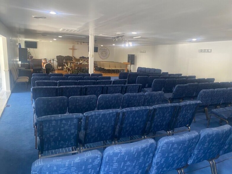 More Photos Of 109 Fontaine Dr, Ridgeway Funeral Home For Sale