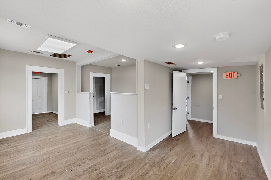 More Photos Of 3818 S Lancaster Rd, Dallas Showroom For Lease