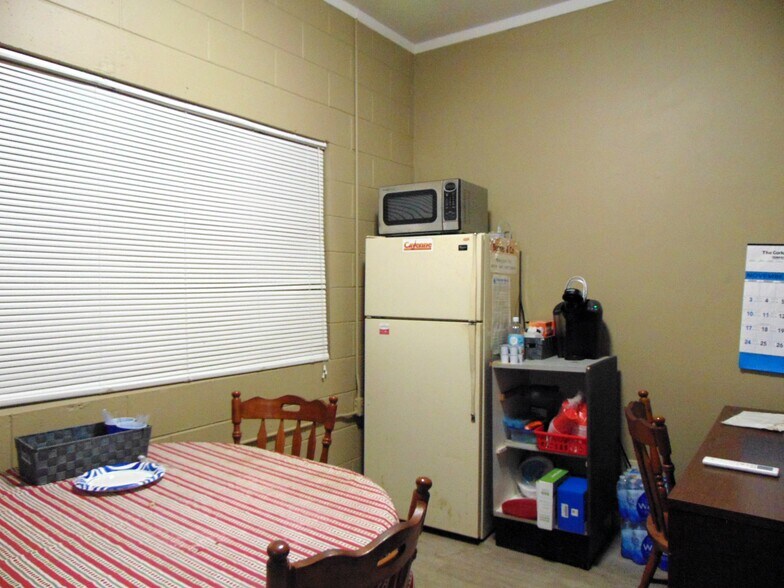 More Photos Of 907 N Vincennes Ave, Petersburg Loft Creative Space For Sale