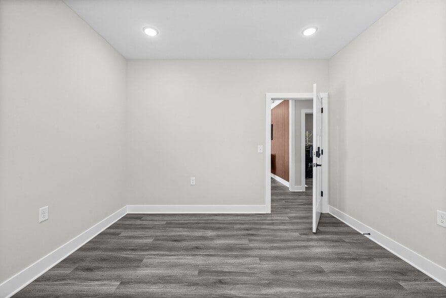 More Photos Of 1404 Dover Rd, Clarksville Office For Lease