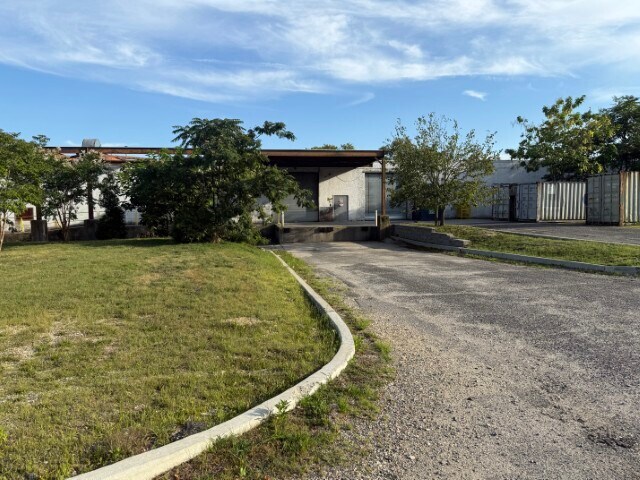 More Photos Of 505 Acorn St, Deer Park Warehouse For Lease