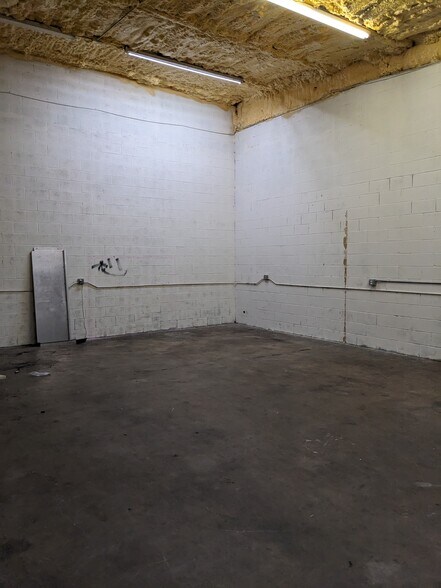 More Photos Of 3924 Woodbury Dr, Austin Warehouse For Lease