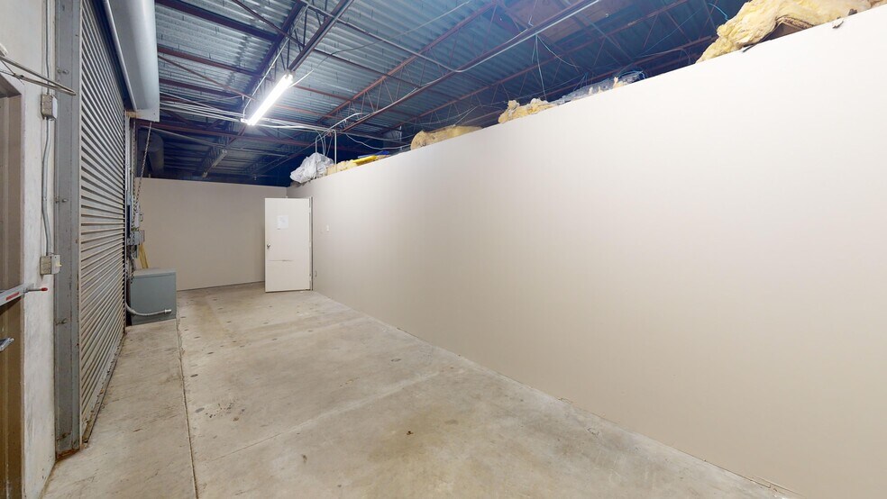 More Photos Of 9776 Whithorn Dr, Houston Showroom For Lease