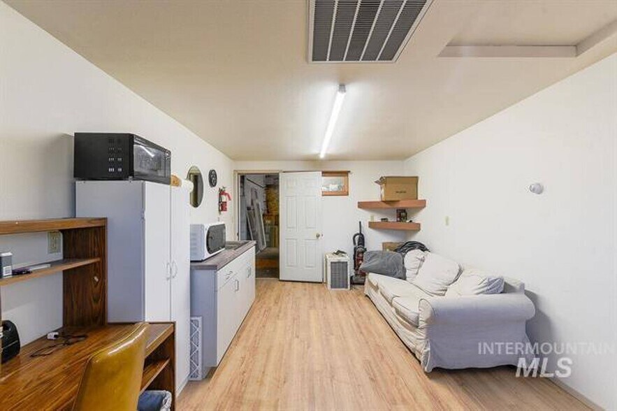 More Photos Of 603 & 621 N Main St, Moscow Distribution For Sale