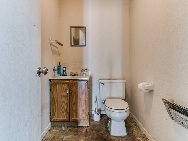 More Photos Of 219 N 6th St, Kingfisher Office For Sale