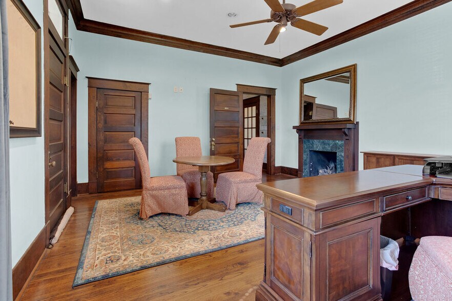 More Photos Of 313 E Charnwood St, Tyler Office For Lease