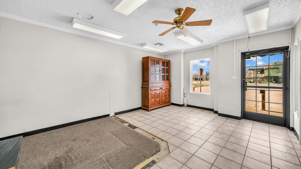 More Photos Of 107 Fannin St, Millsap Bank For Lease