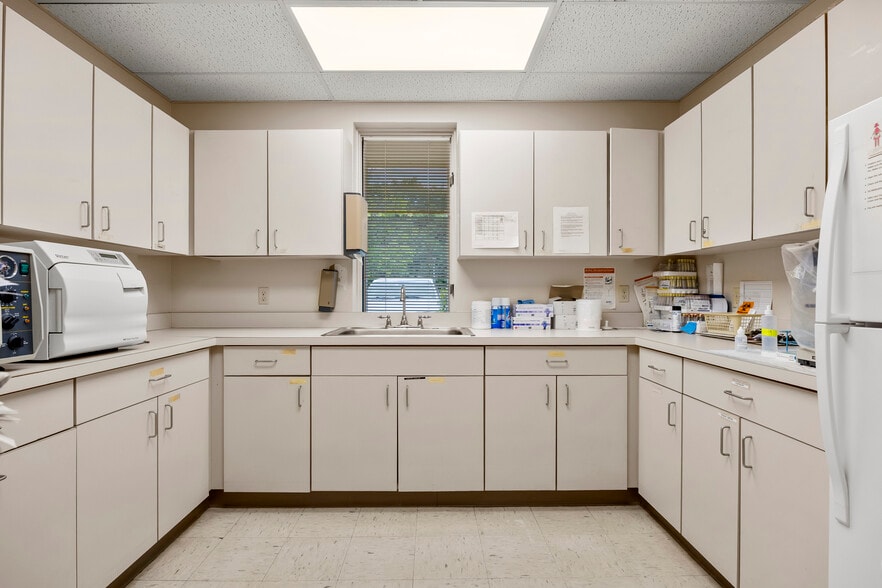 More Photos Of 2 Chelsea Pl, Clifton Park Medical For Sale