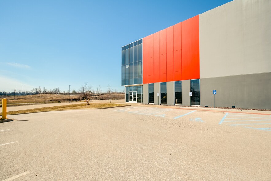 More Photos Of 5400 N Hanley Rd, Saint Louis Warehouse For Lease