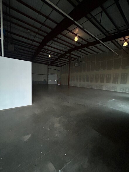 More Photos Of 700-710 Center Rd, Frankfort Warehouse For Lease