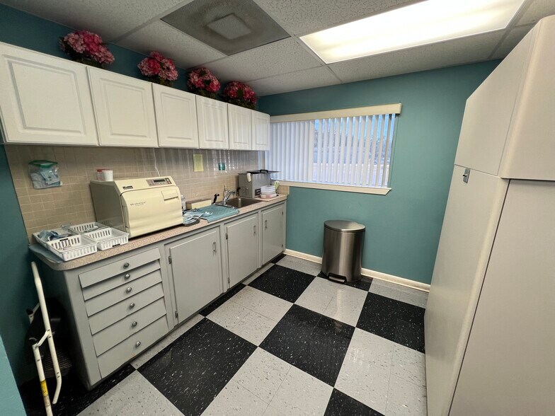 More Photos Of 901 New Warrington Rd, Pensacola Medical For Sale