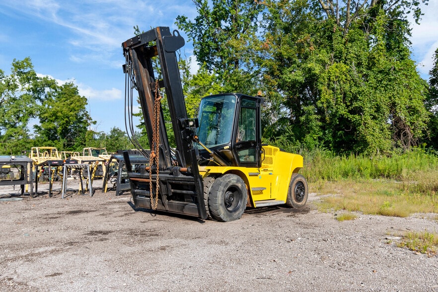 More Photos Of 60 Williams St, Grand River Warehouse For Sale