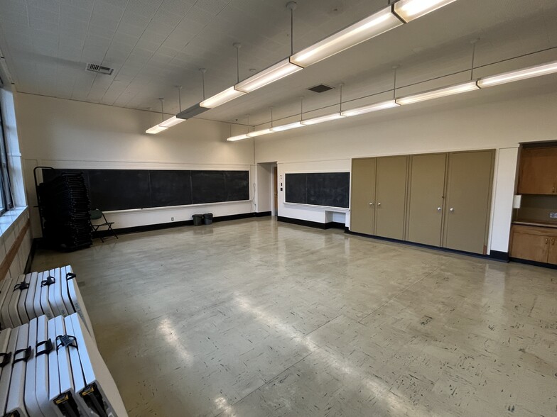 More Photos Of 7688 SW Capitol Hwy, Portland Specialty For Lease