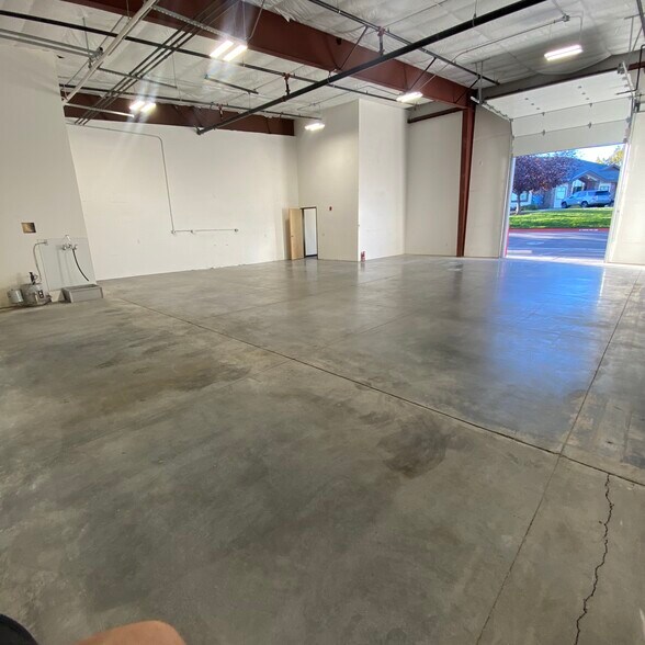 More Photos Of 2198 E Franklin Rd, Meridian Distribution For Lease
