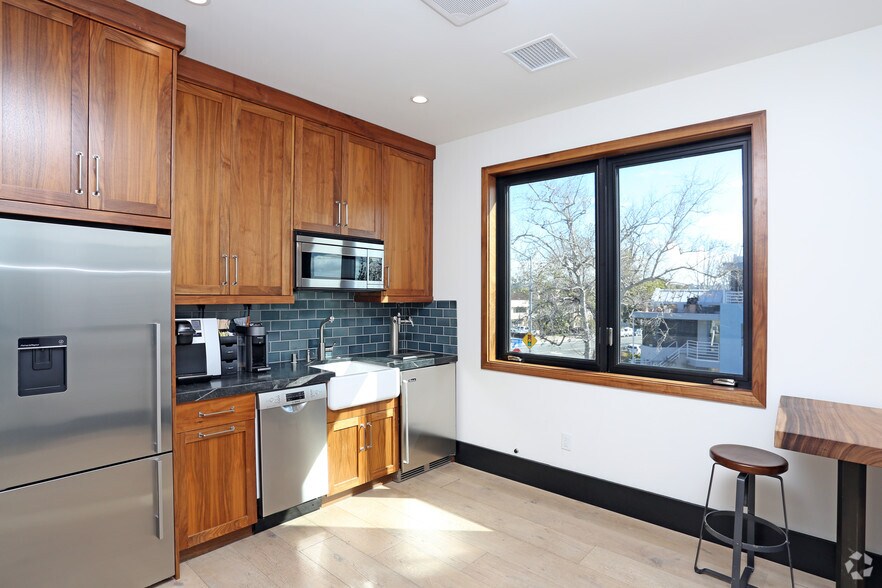 More Photos Of 2079 Garnet Ave, San Diego Office For Sale