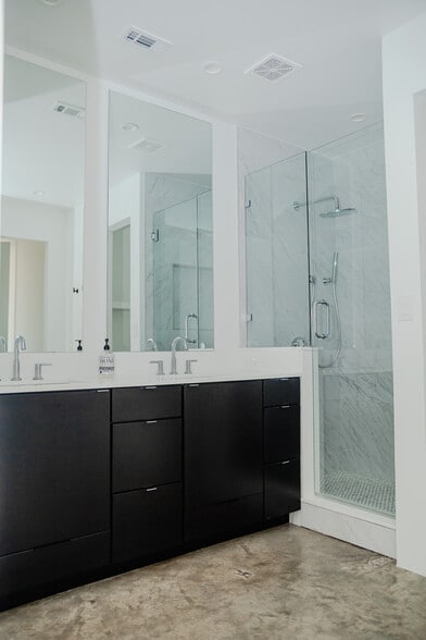 More Photos Of 4707 Algiers St, Dallas Office For Sale