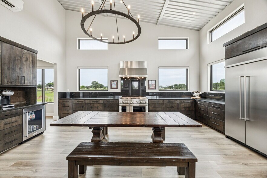 More Photos Of 863 Vz County 1508 rd, Van Airplane Hangar For Sale