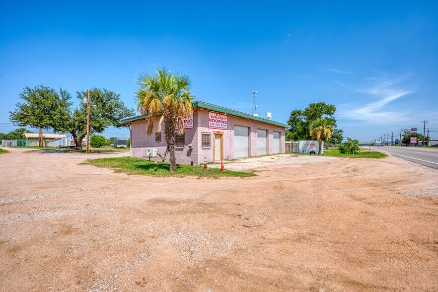 More Photos Of 2810 W Highway 1431, Kingsland Flex For Sale
